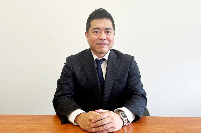 日本人弁護士が机で相談対応している様子