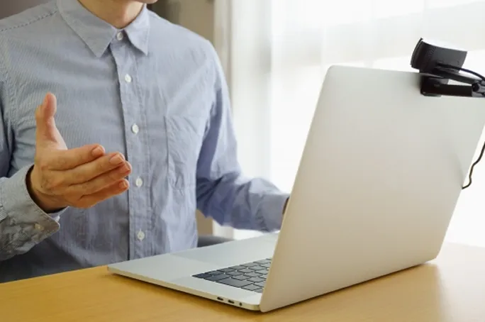 オンラインでビザ相談をしているビジネスパーソン